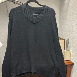 GAP V-Neck Sweater in Black